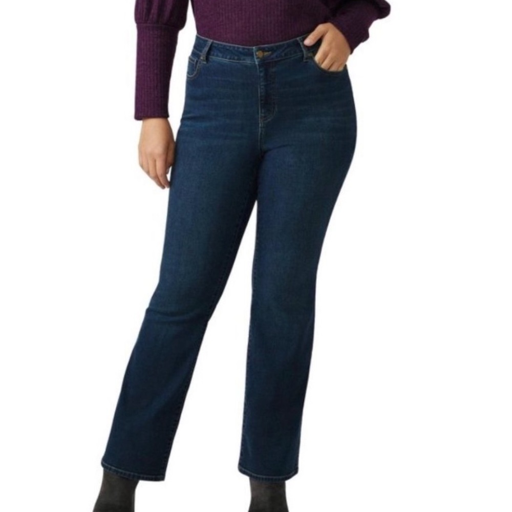 W62 / Westport Medium Dark Wash Modern Fit Bootcut Denim Jean in Size 24